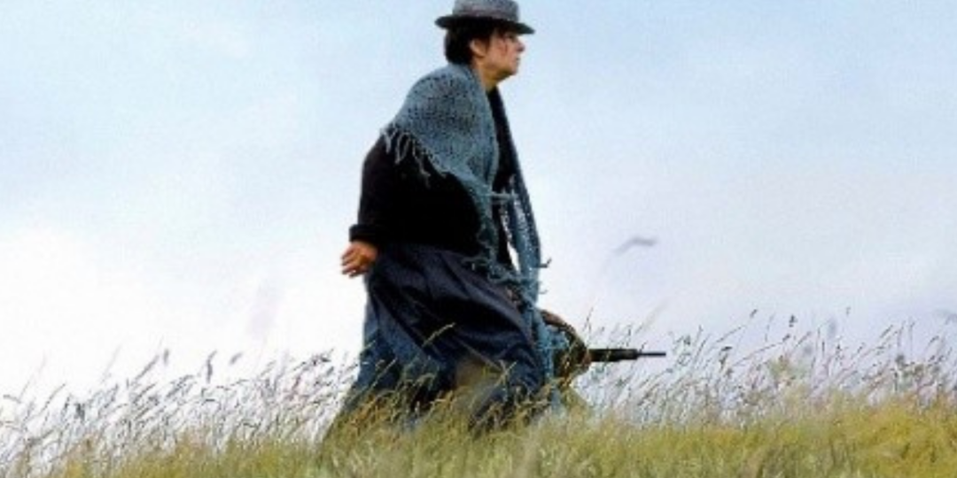 Extrait de film montrant un homme marchant seul dans un champ en pleine nature