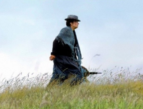 Extrait de film montrant un homme marchant seul dans un champ en pleine nature