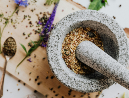 Épices et plantes dans un bol, prêtes à être écrasées pour l'alimentation