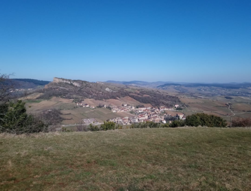 Paysage montrant la vue sur le Mont Pouilly à la Roche de Solutré