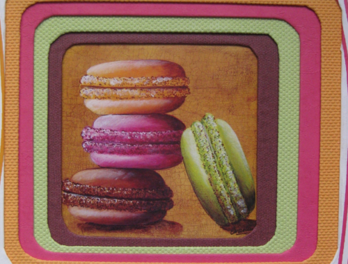 Œuvre réalisée lors d’un atelier d’encadrement d’art : dessin de macarons mis en valeur dans un cadre décoratif