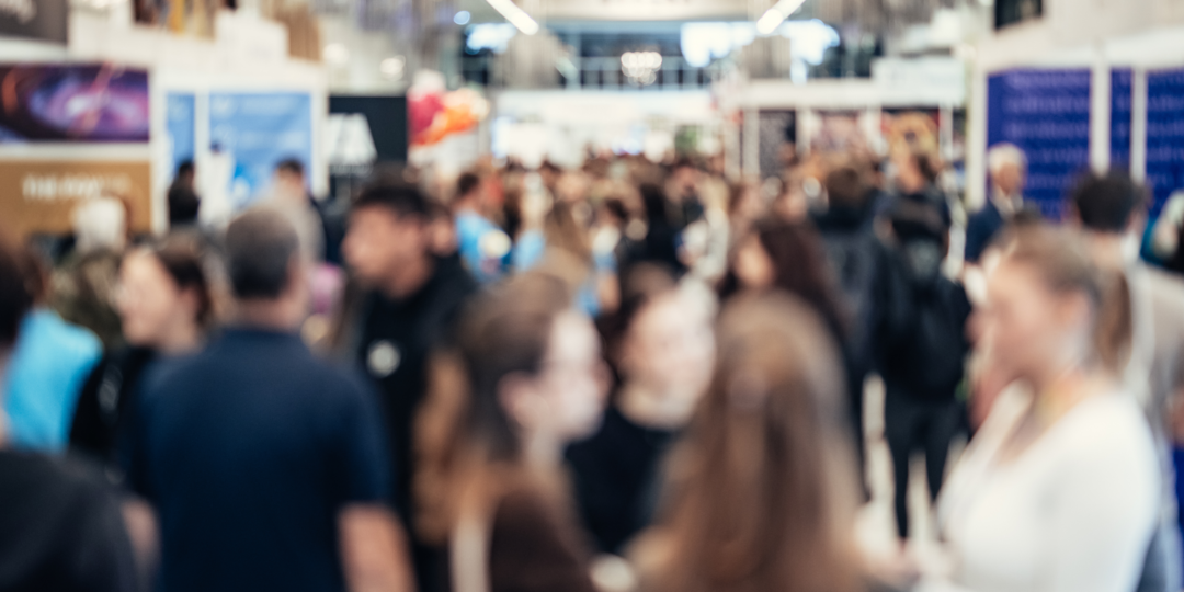 Foule de visiteurs lors d’une exposition d'art