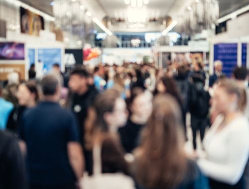 Foule de visiteurs lors d’une exposition d'art