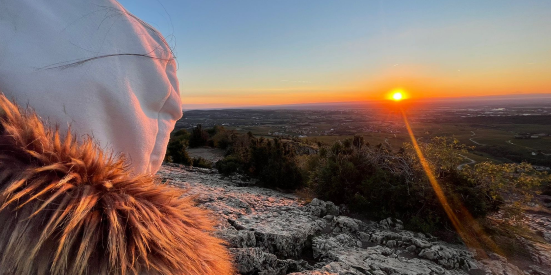 Vue depuis la Roche de Solutré au lever du soleil