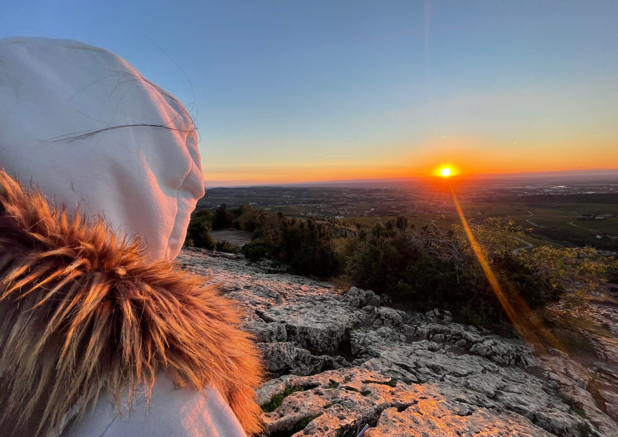 Vue depuis la Roche de Solutré au lever du soleil