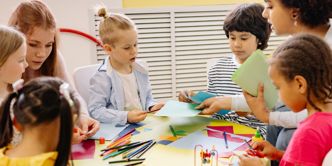 Groupe d’enfants réunis autour d’une table participant à un atelier de dessin