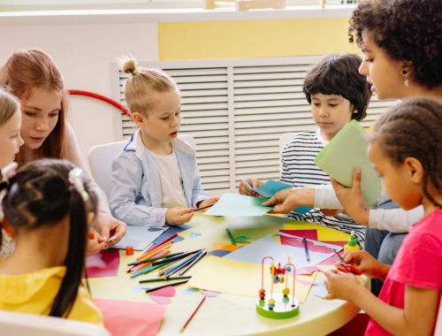 Groupe d’enfants réunis autour d’une table participant à un atelier de dessin