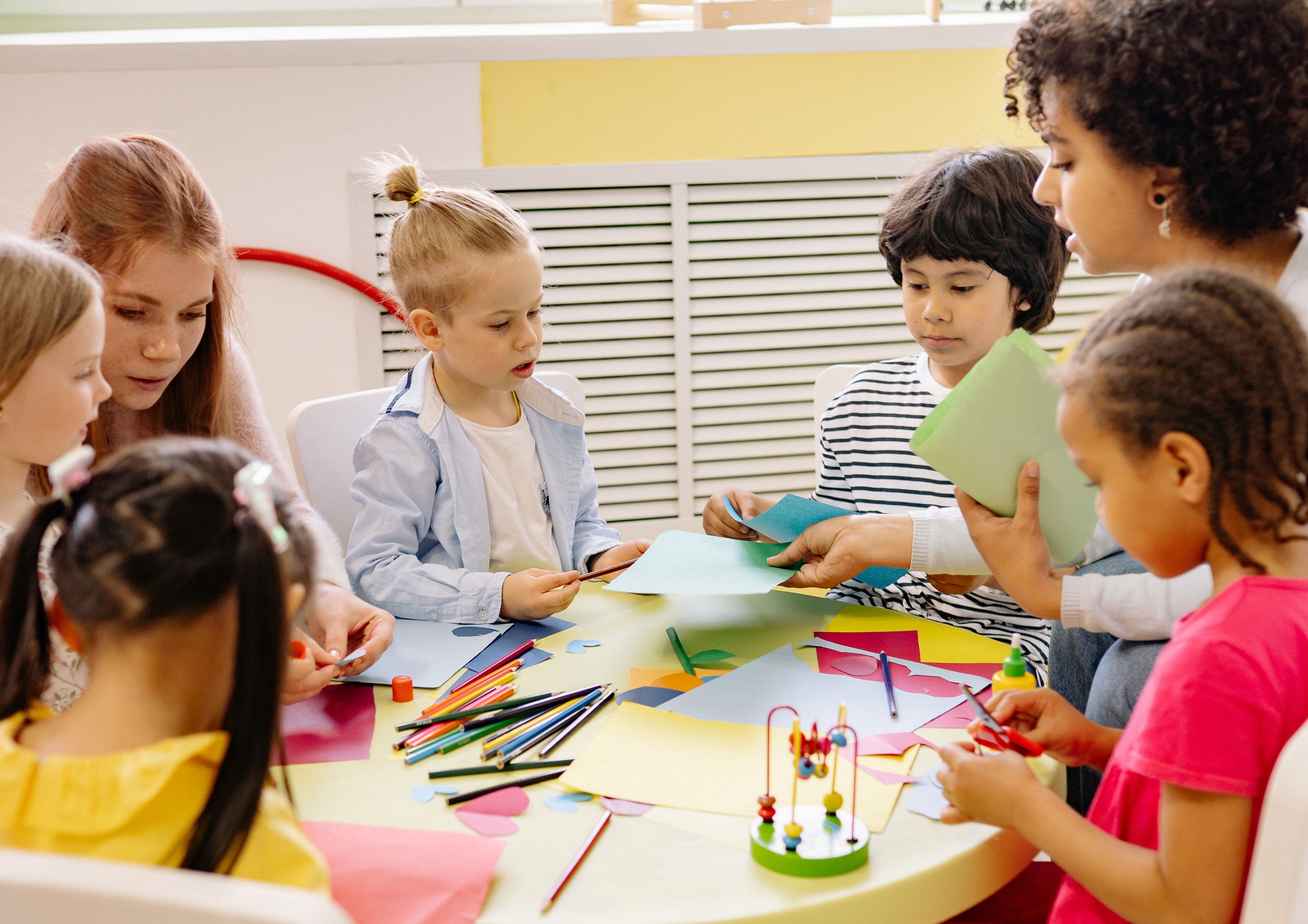 Groupe d’enfants réunis autour d’une table participant à un atelier de dessin