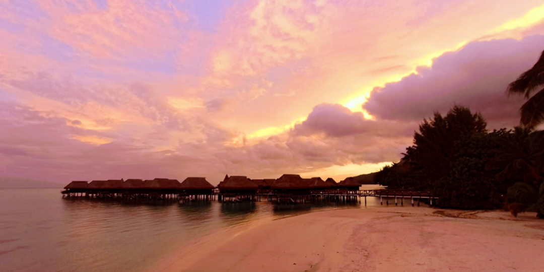 Paysage paradisiaque avec vue sur une plage au coucher du soleil