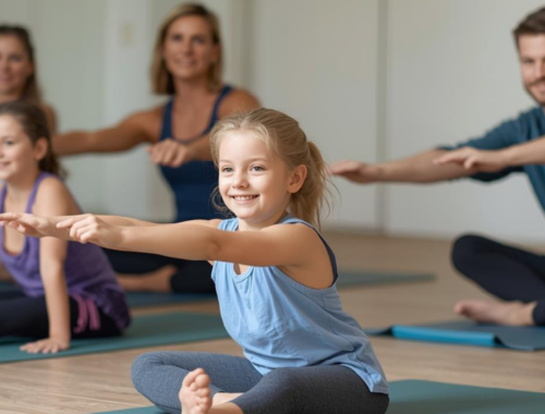 Cours de Pilates avec des enfants souriants assis, suivis de leurs parents