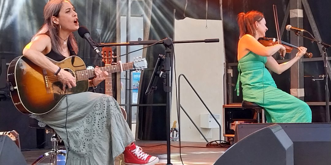 Démonstration des chanteuses lors d'une de leur scène.