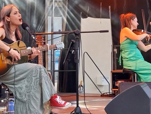 Démonstration des chanteuses lors d'une de leur scène.