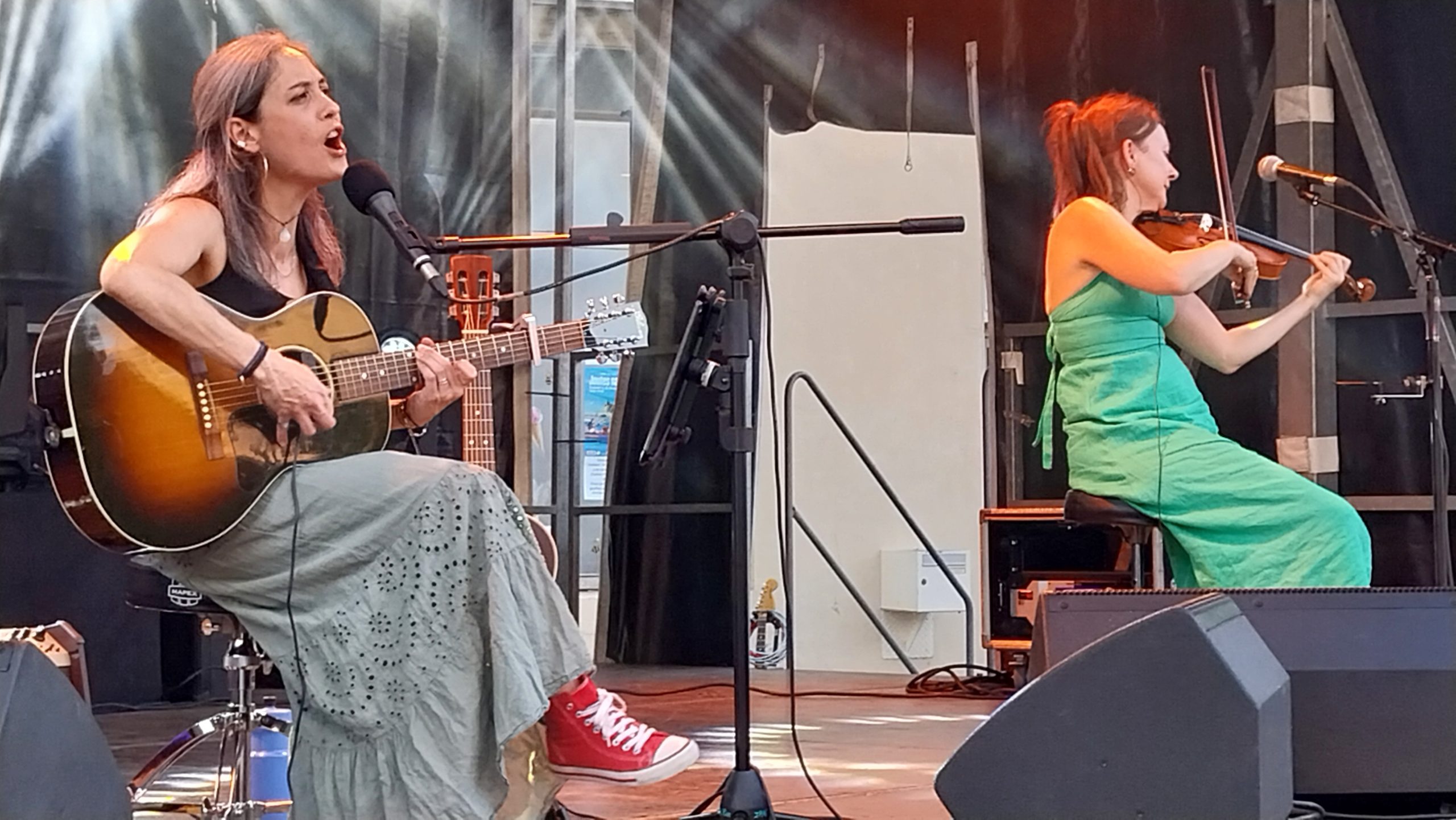 Démonstration des chanteuses lors d'une de leur scène.