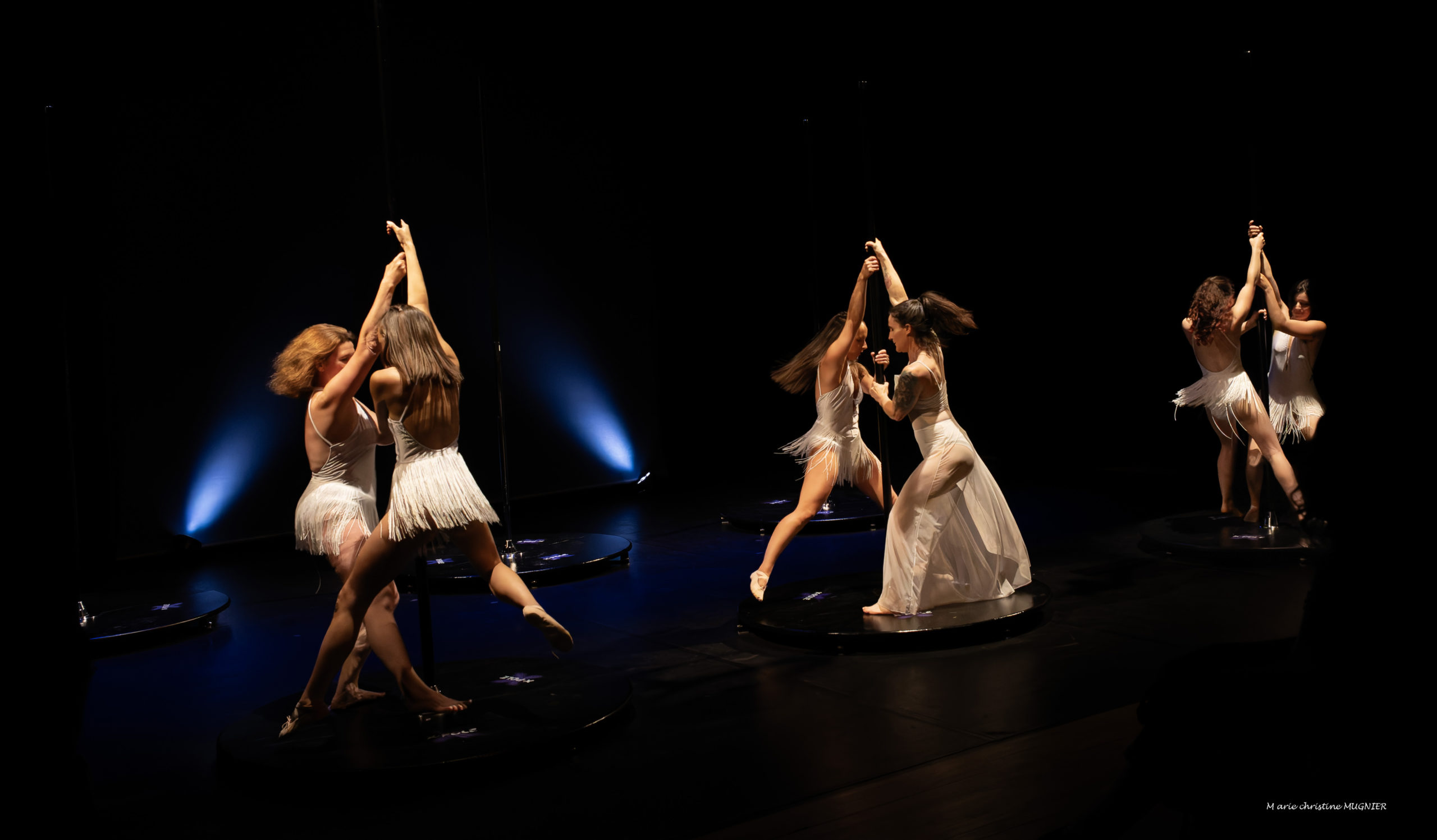 Danseuses de Pole Dance lors d'une représentation, mêlant performance artistique, danse et expression corporelle.