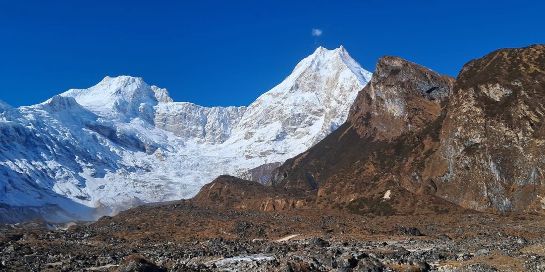 Paysage de l'Himalaya au Népal avec des sommets enneigés, illustrant une projection de film sur le Népal.