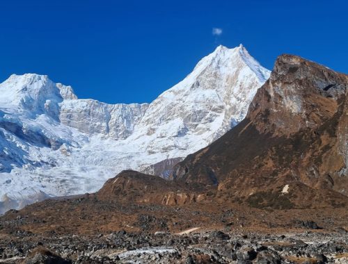 Paysage de l'Himalaya au Népal avec des sommets enneigés, illustrant une projection de film sur le Népal.