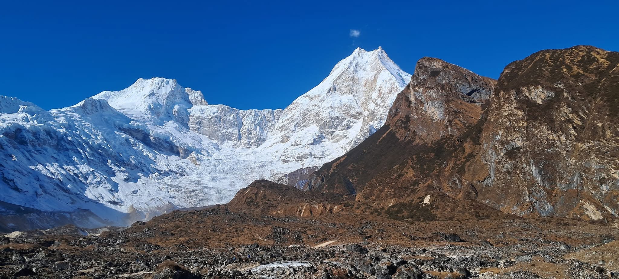 Paysage de l'Himalaya au Népal avec des sommets enneigés, illustrant une projection de film sur le Népal.