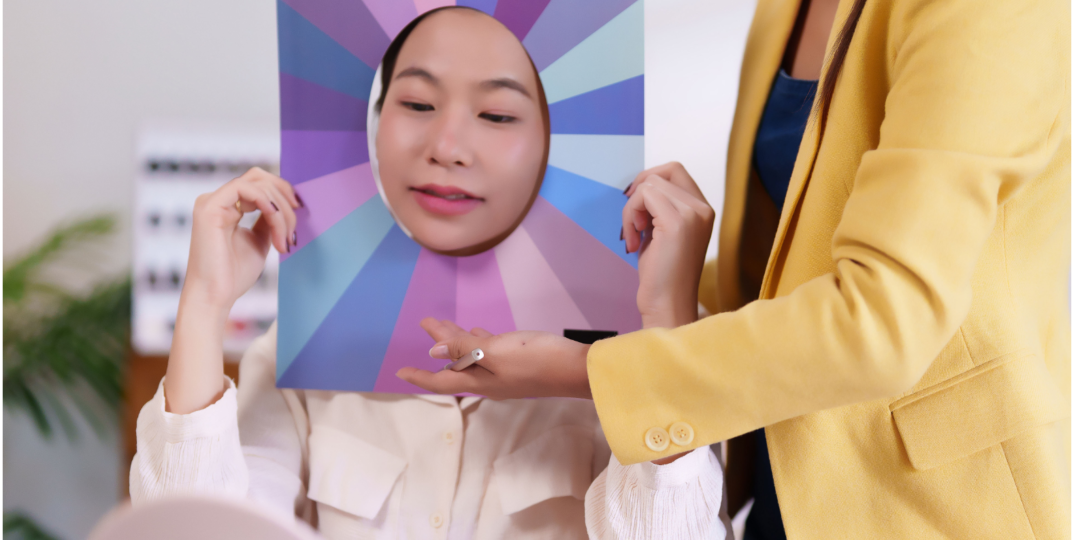 Atelier de colorimétrie avec analyse des couleurs pour identifier les teintes qui mettent en valeur le visage et le style de chaque participant.