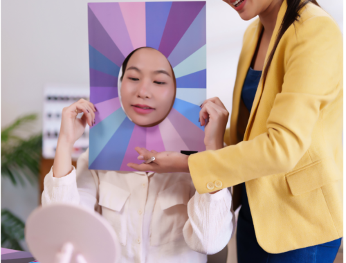 Atelier de colorimétrie avec analyse des couleurs pour identifier les teintes qui mettent en valeur le visage et le style de chaque participant.