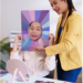 Atelier de colorimétrie avec analyse des couleurs pour identifier les teintes qui mettent en valeur le visage et le style de chaque participant.