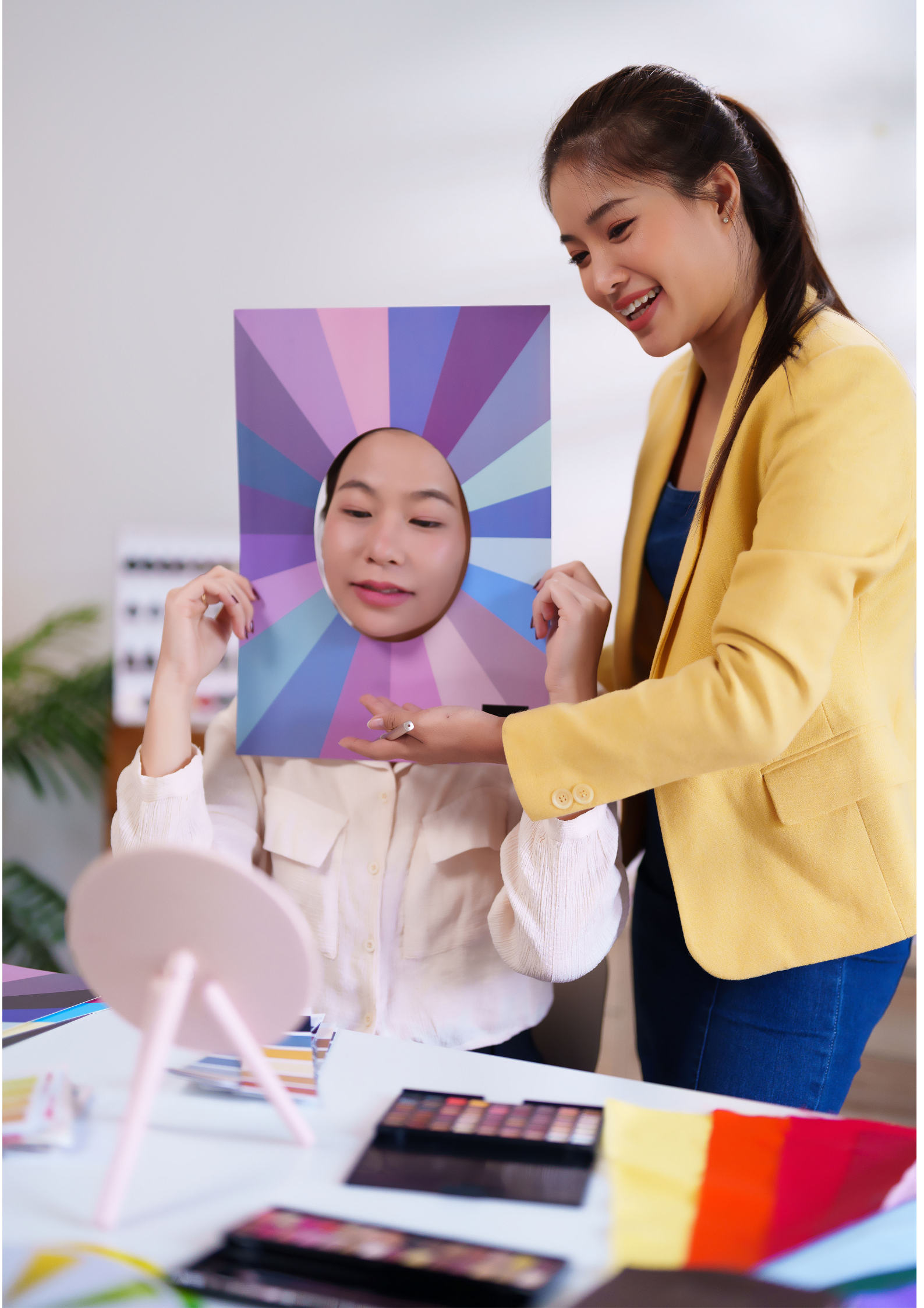 Atelier de colorimétrie avec analyse des couleurs pour identifier les teintes qui mettent en valeur le visage et le style de chaque participant.