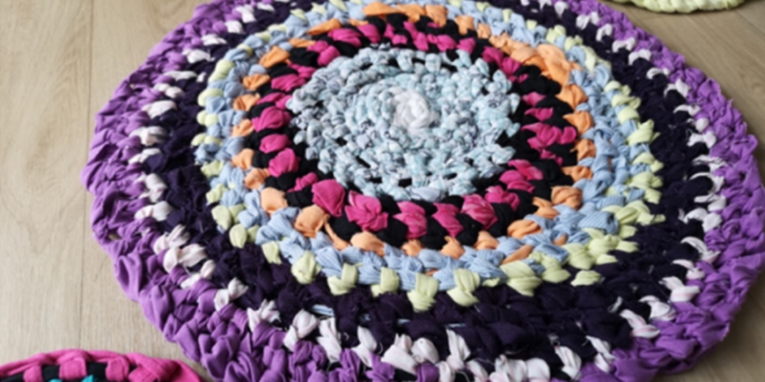 Tapis rond tressé en tissu recyclé réalisé à la main lors d'un atelier créatif d'Amish Rug.