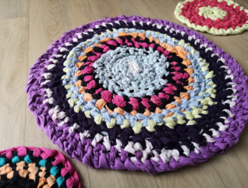 Tapis rond tressé en tissu recyclé réalisé à la main lors d'un atelier créatif d'Amish Rug.