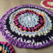 Tapis rond tressé en tissu recyclé réalisé à la main lors d'un atelier créatif d'Amish Rug.