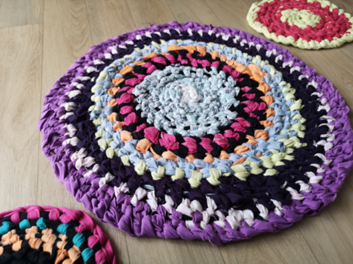 Tapis rond tressé en tissu recyclé réalisé à la main lors d'un atelier créatif d'Amish Rug.