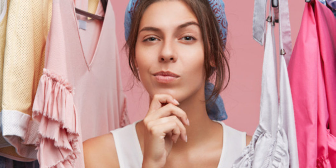 Personne choisissant une tenue lors d'un atelier d'analyse de style et de conseil en image pour valoriser sa silhouette et son style vestimentaire.
