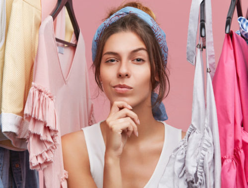 Personne choisissant une tenue lors d'un atelier d'analyse de style et de conseil en image pour valoriser sa silhouette et son style vestimentaire.