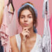 Personne choisissant une tenue lors d'un atelier d'analyse de style et de conseil en image pour valoriser sa silhouette et son style vestimentaire.