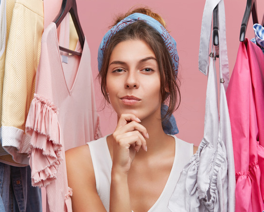 Personne choisissant une tenue lors d'un atelier d'analyse de style et de conseil en image pour valoriser sa silhouette et son style vestimentaire.