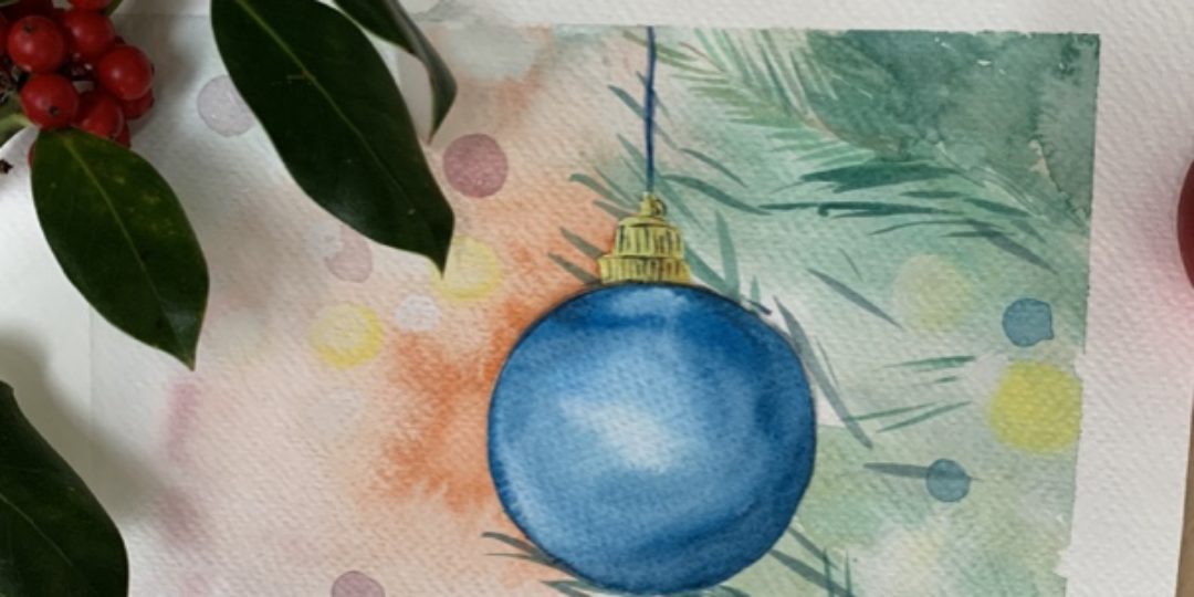 Aquarelle représentant une boule de Noël bleue suspendue à une branche de sapin, réalisée lors d'un atelier de peinture à l'aquarelle.