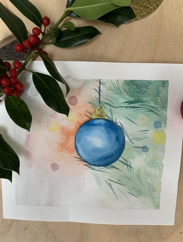 Aquarelle représentant une boule de Noël bleue suspendue à une branche de sapin, réalisée lors d'un atelier de peinture à l'aquarelle.