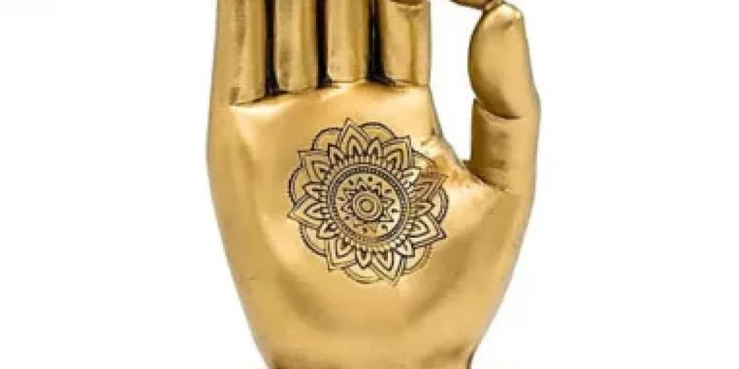 Main en mudra symbolisant la pratique du Hatha Yoga, de la méditation et de l'équilibre entre le corps et l'esprit.