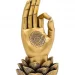 Main en mudra symbolisant la pratique du Hatha Yoga, de la méditation et de l'équilibre entre le corps et l'esprit.