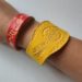 Bracelets en cuir artisanaux décorés de motifs embossés, réalisés lors d'un atelier créatif de maroquinerie.