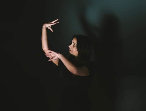 Personne interprétant une chanson en langue des signes française (LSF) lors d'un atelier de chansigne, mêlant musique, expression corporelle et émotion.