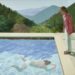 Peinture de David Hockney représentant une personne sous l'eau dans une piscine ainsi qu'une personne le regardant du bord de la piscine