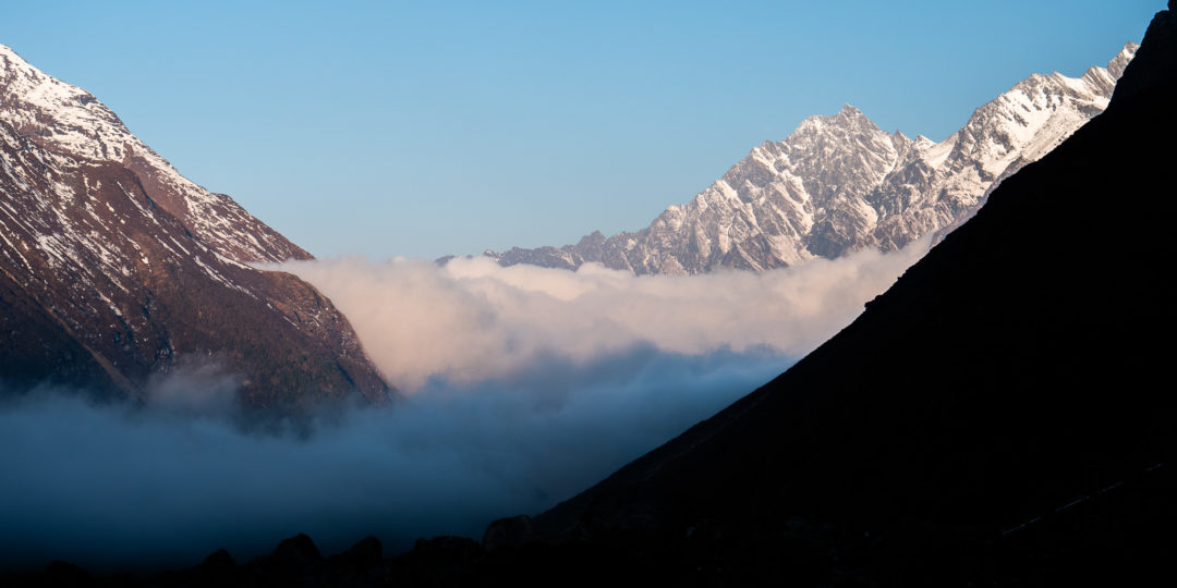 Panorama des sommets enneigés de l'Himalaya au Népal, présenté lors d'une conférence sur les expéditions et les cultures himalayennes.