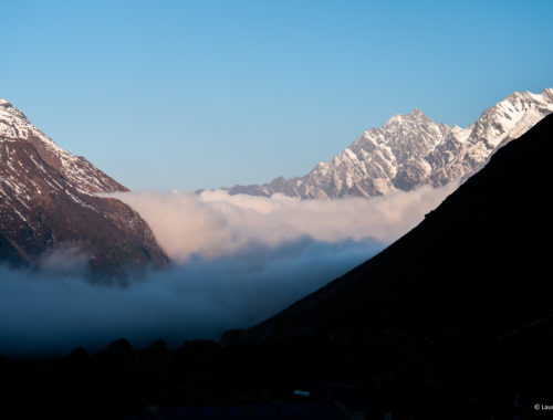 Panorama des sommets enneigés de l'Himalaya au Népal, présenté lors d'une conférence sur les expéditions et les cultures himalayennes.