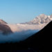 Panorama des sommets enneigés de l'Himalaya au Népal, présenté lors d'une conférence sur les expéditions et les cultures himalayennes.