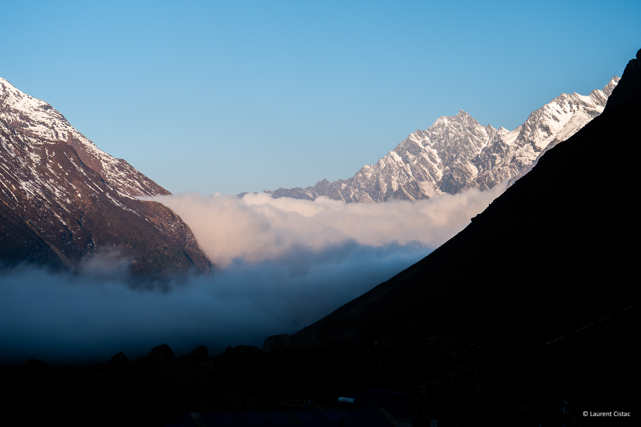 Panorama des sommets enneigés de l'Himalaya au Népal, présenté lors d'une conférence sur les expéditions et les cultures himalayennes.