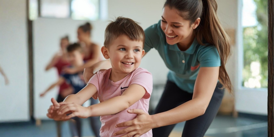 Parent et enfant participant à une activité de motricité et d'éveil corporel favorisant le mouvement, la coordination et la complicité.