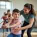 Parent et enfant participant à une activité de motricité et d'éveil corporel favorisant le mouvement, la coordination et la complicité.