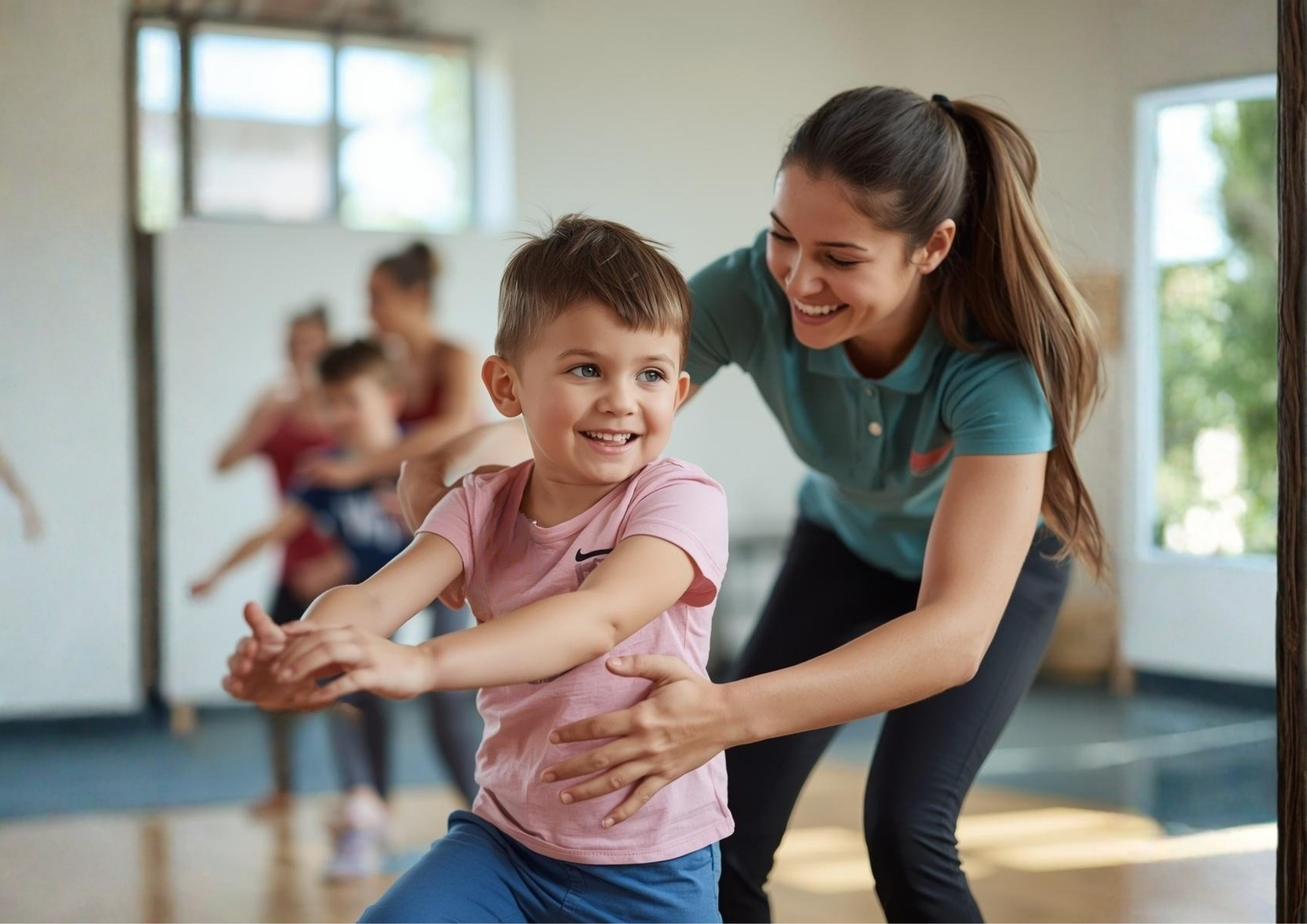 Parent et enfant participant à une activité de motricité et d'éveil corporel favorisant le mouvement, la coordination et la complicité.
