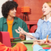 Participants échangeant lors d'un Plauder Café, un moment convivial favorisant la conversation, le partage et les rencontres.