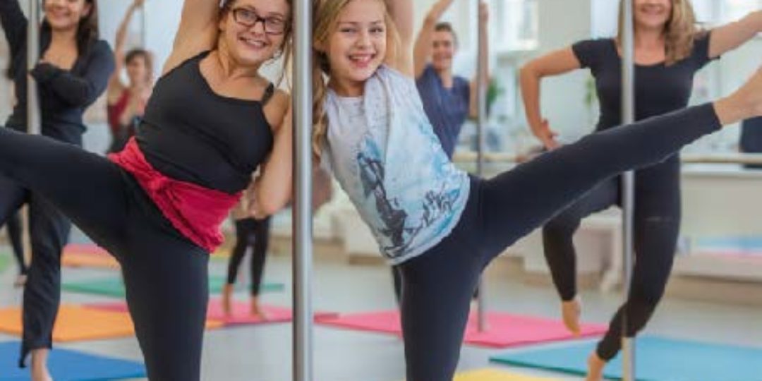 Cours de pole dance avec les parents et leurs enfants