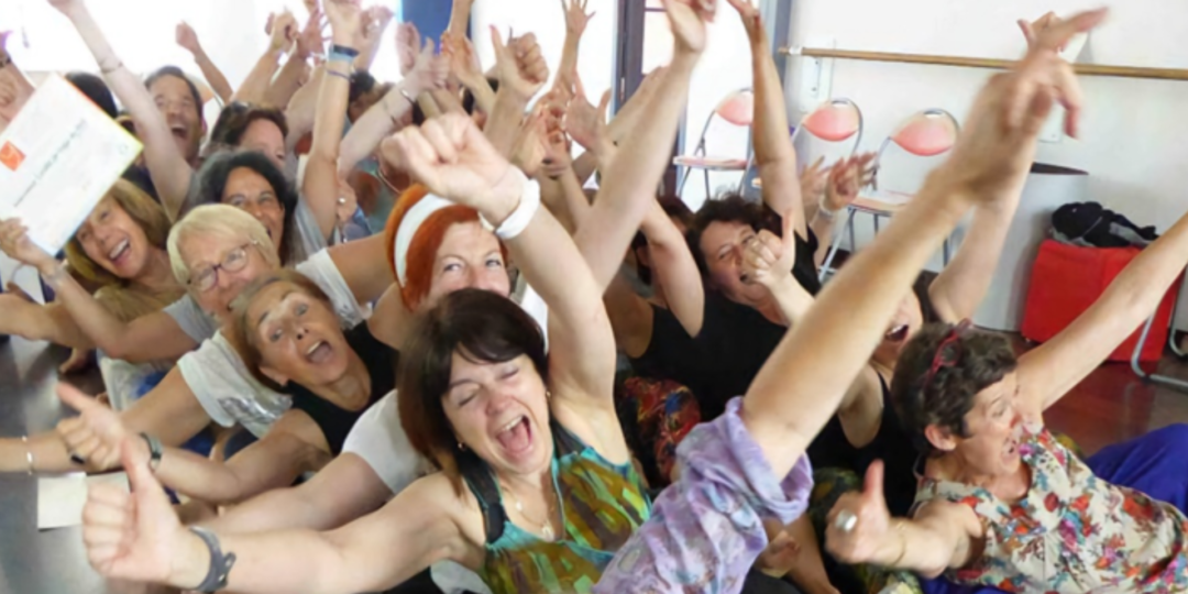 Participants à une séance de Yoga du rire partageant un moment de joie, de détente et de bien-être dans une ambiance conviviale.